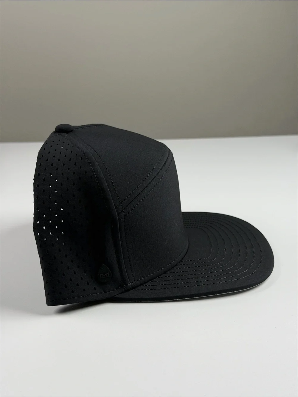 Melin Trenches Icon Hydro Performance Snapback Hat in Black, Classic